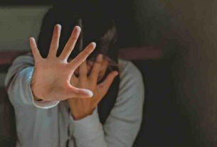 Βιασμός 12χρονης / Κολωνός: Απολογία και προφυλάκιση για 7 από τους 8 συλληφθέντες – Αγνοείται ο «μεγαλοκαναλάρχης»